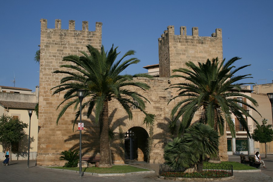 The serene ancient town of Alcudia - Palma Blog